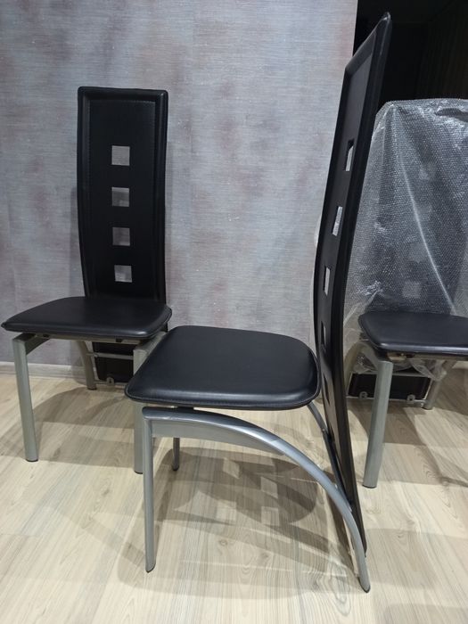 Продавам трапезни столове във много добро състояние