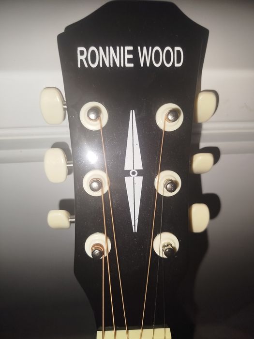 Продам 6 струнную гитару