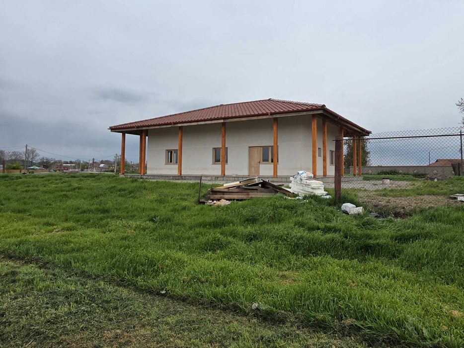 Casa noua 100 mp utili, in centru Agighiol, cu teren 1400 mp, apa, canalizare, racord electric trifazic (TVA deductibil integral !)