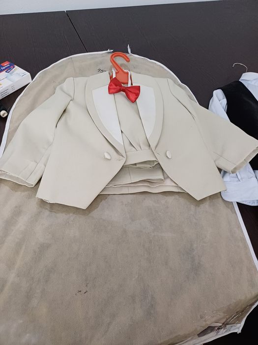 Продам костюм молочного цвета на мальчика