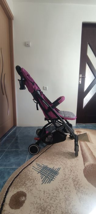 Carucior pentru copii.  Pliabil, tip troler.