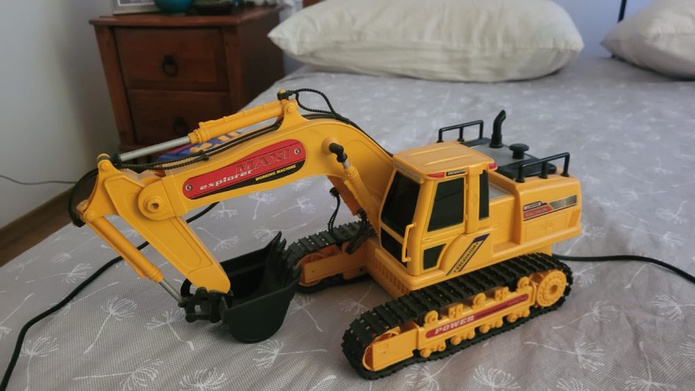 Экскаватор на радиоуправлении
