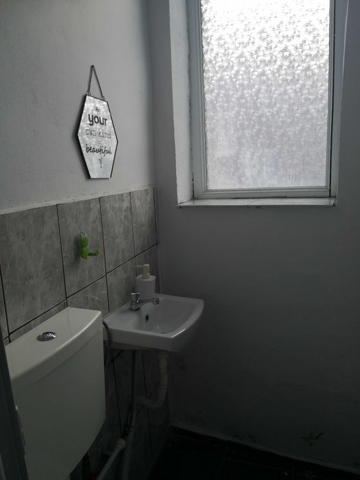 De inchiriat, o camera.