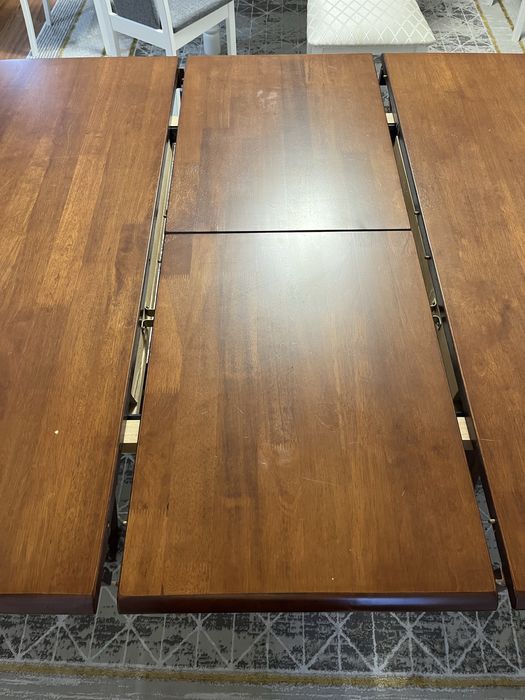 Стол и стулья для гостиной