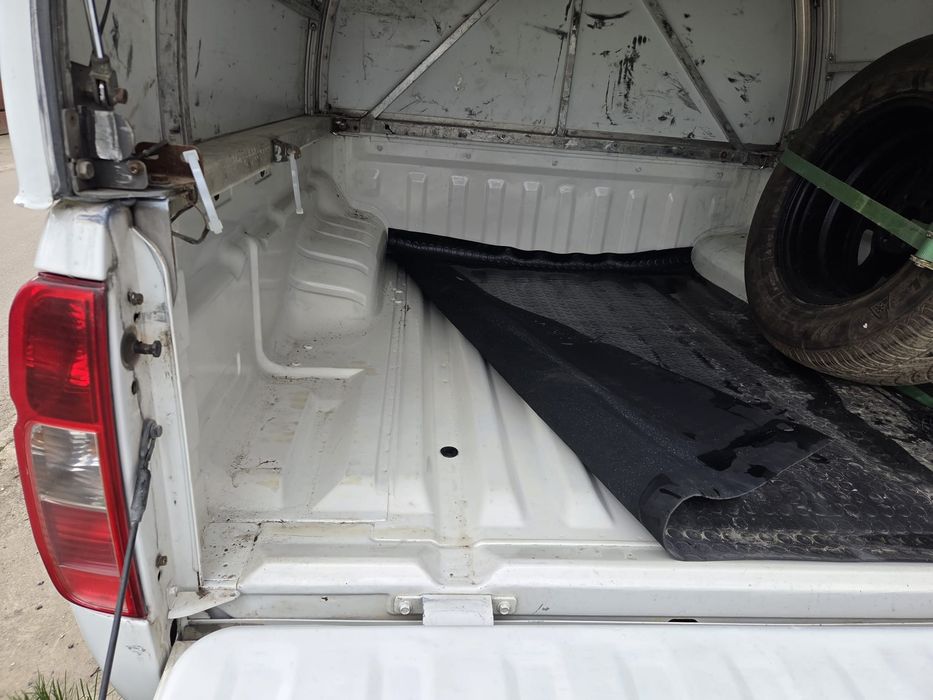 Vând Nissan Navara autoutilitara cu KM PUTINI și FARA RUGINĂ