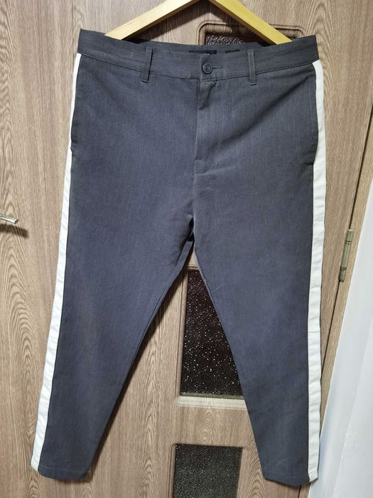 Pantaloni Chino Pull & Bear Gri cu Dungi Laterale Model Deosebit