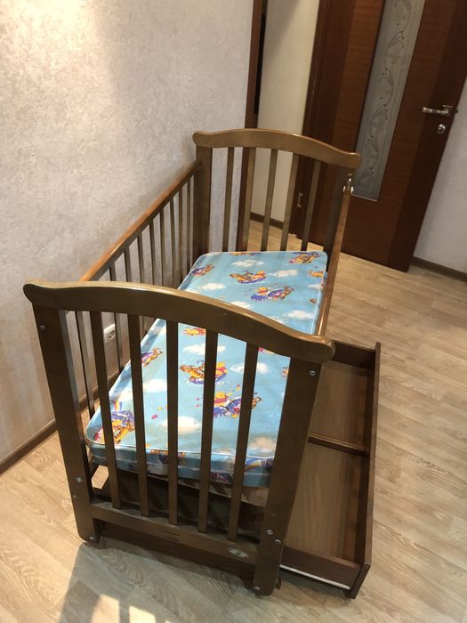 Детская кровать с маятником