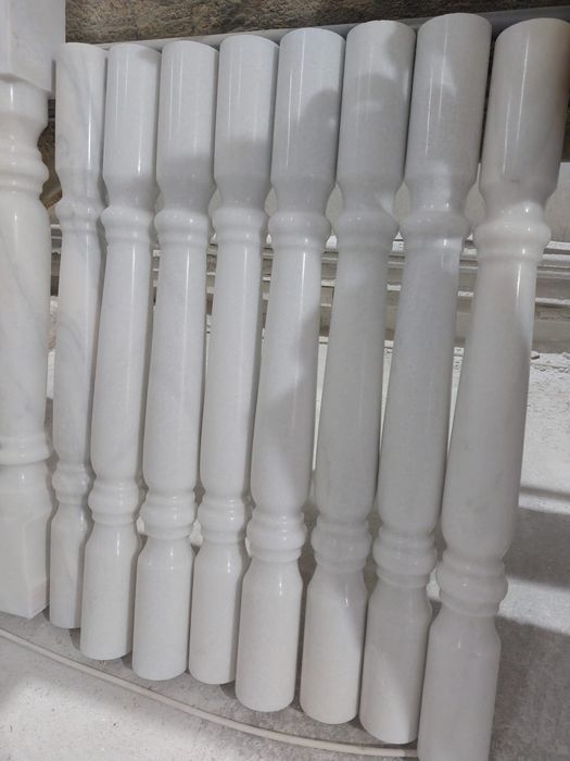 Balustri și pilaștri din piatră naturală – execuție de calitate