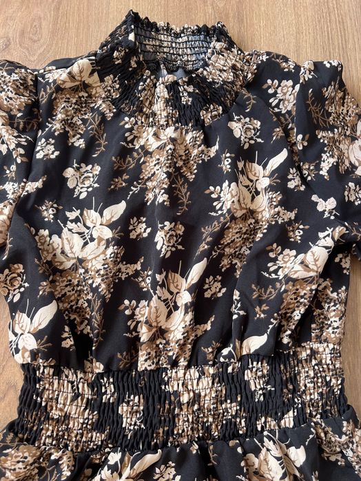 Дамска Рокля с Черен Цветен Принт Нова