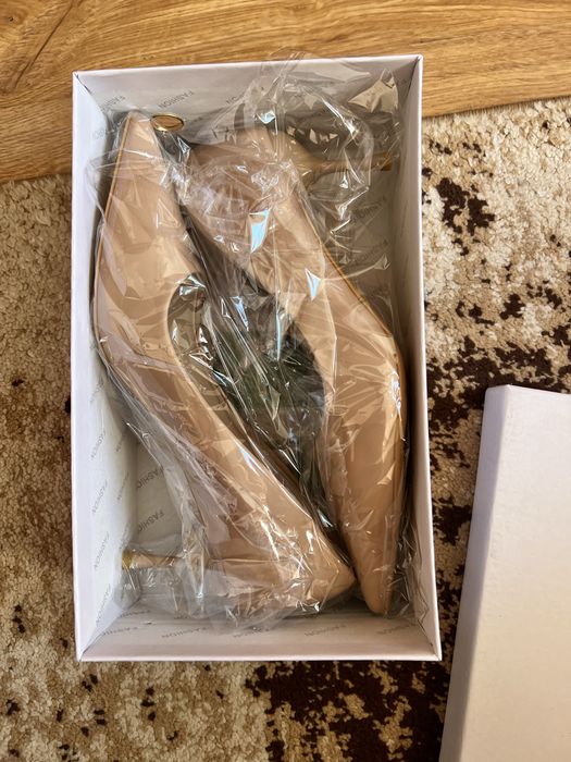 Нови бежови токчета