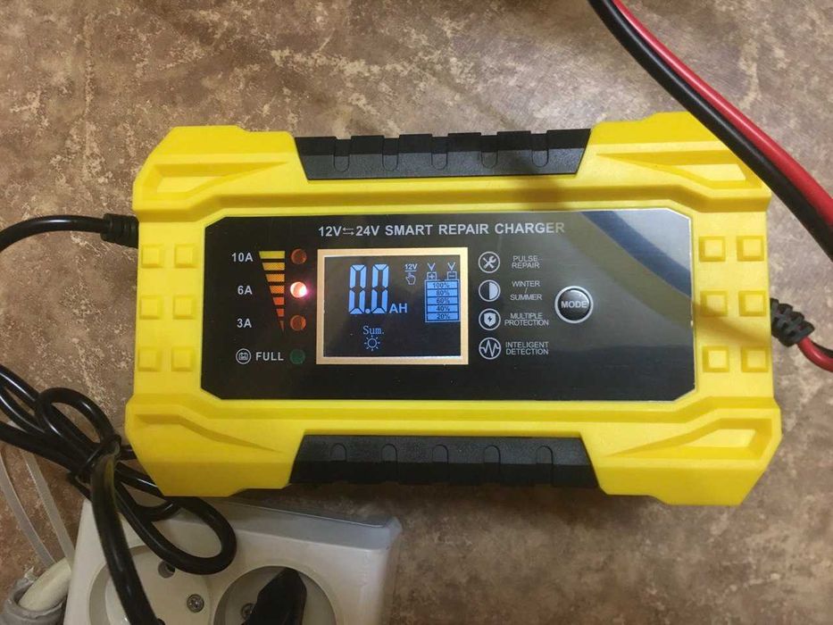 Импульсное зарядное 12-24  устройство аккумулятора автомобиля
