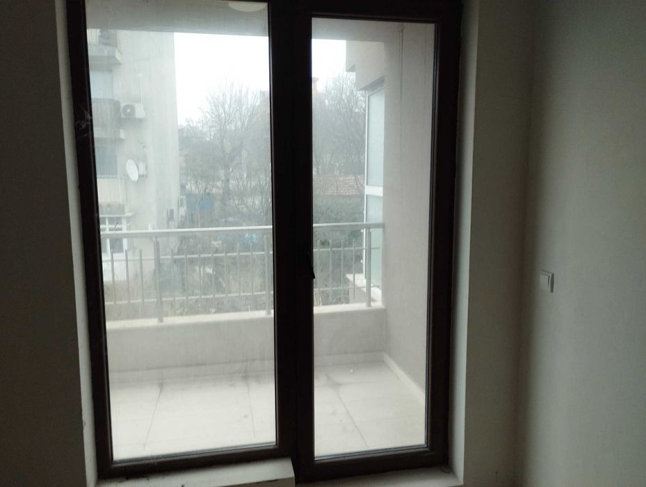 Продавам голям двустаен апартамент, колхозен пазар, Варна