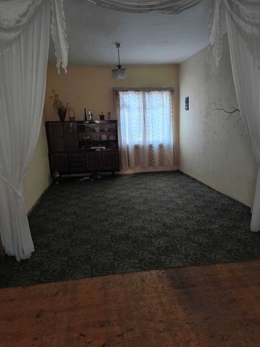 Продавам просторна къща с голям двор - гр. Димово