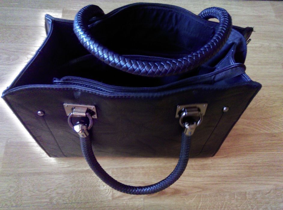 Geanta neagra cu mânere împletite