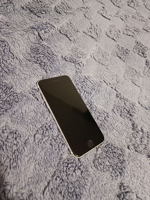 iPhone SE 2020 в хорошем состоянии