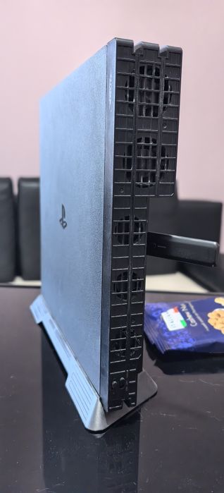 Playstation 4 pro, 1tb ssd, 4 контролера, стойка и вентилатори