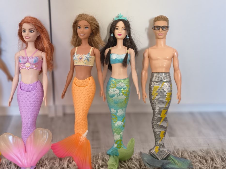 Păpuși Barbie sirena și Barbie Extra