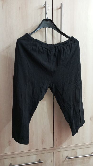 Pantaloni trei sferturi. 2 pereche.