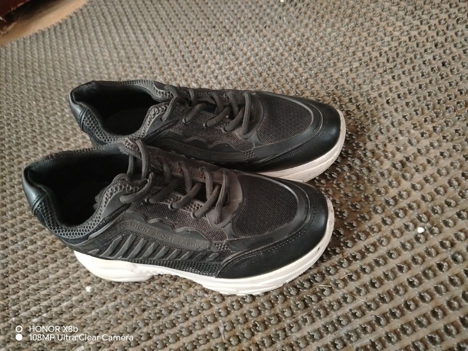 Кроссовки женские