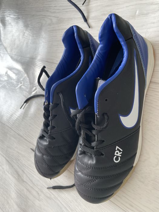 Продам футзалки и бутсы