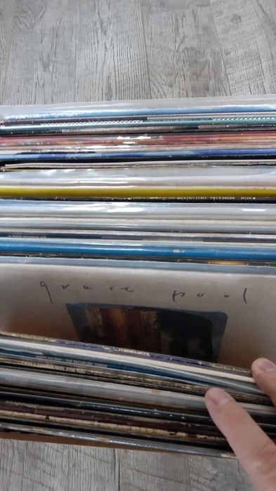 Cutie discuri vinil - mystery box - peste 70 discuri