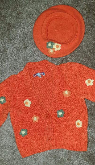 Cardigan si bereta flori crosetate