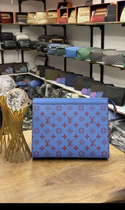 Louis Vuitton / Тип Клъч