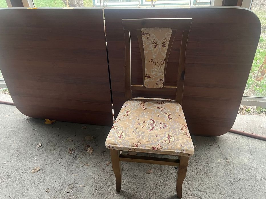 Срочно продаю стол со стульями
