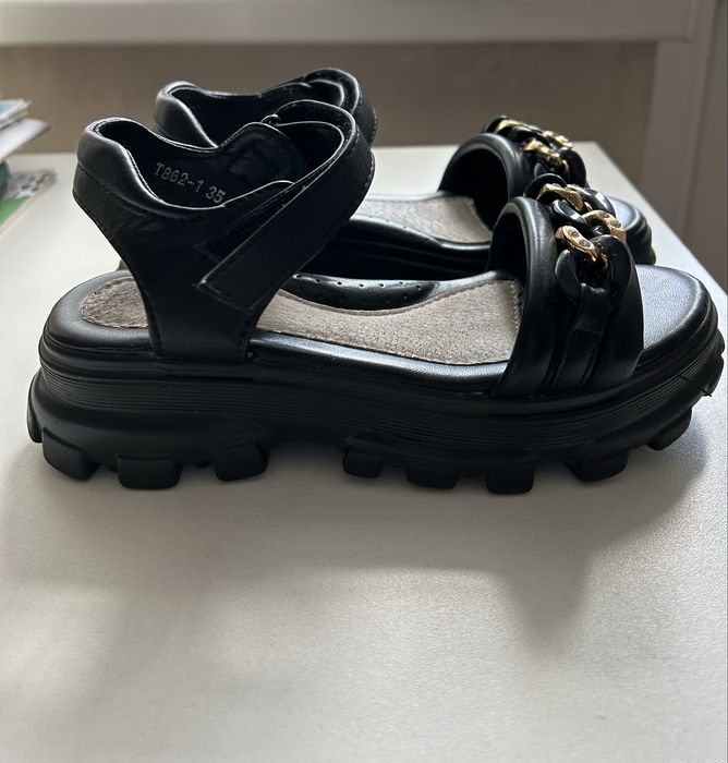 Продам детские сандалии