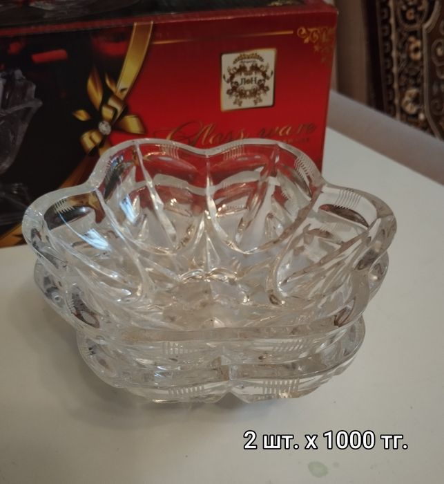 Продаются чайные наборы, разная посуда.