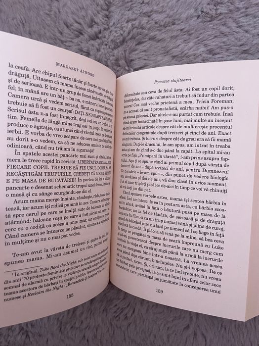 Cartea “Povestea slujitoarei” de Margaret Atwood
