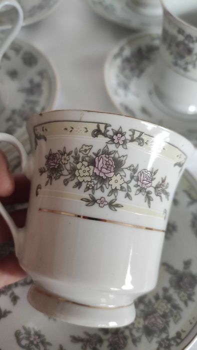 Комплект от 5 чашки и 5 чинийки за чай или кафе със златен кант