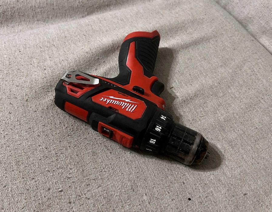 Masina de gaurit si insurubat  Milwaukee M12 BDD pe 12V 30 Nm - corp