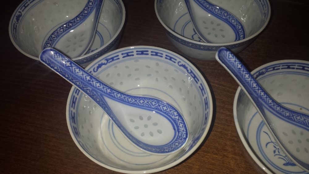 Традиционни Китайски купи за ориз с порцеланови лъжици