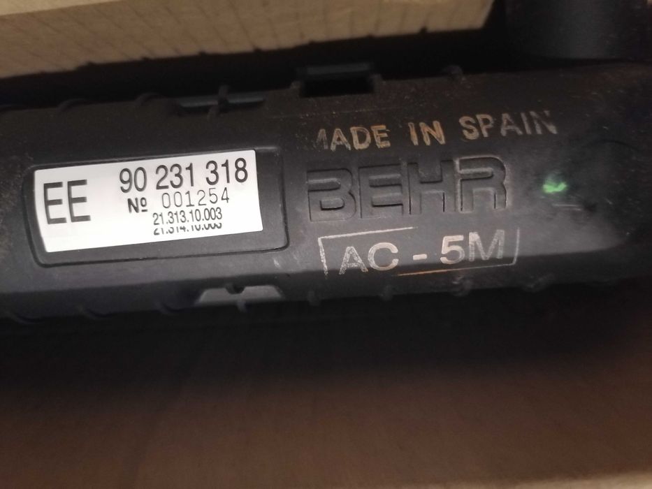 Чисто НОВ радиатор BEHR оригинал ЕЕ 90 231 318 Opel Omega A C20NE