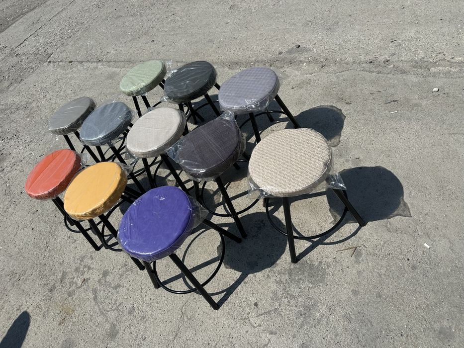 Табуретки с метални крака и мека седалка