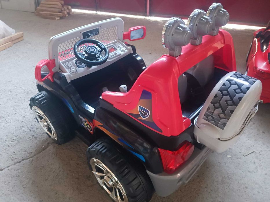 Mașinuță electrică jeep de teren, roșu, 2 locuri, roti mari - ca nouă!