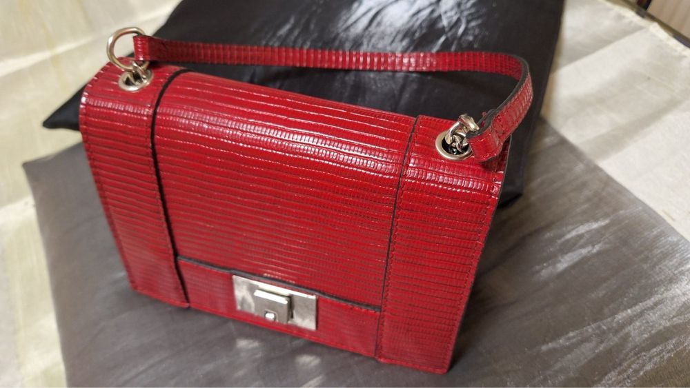 НОВА официална дамска кожена чанта червена