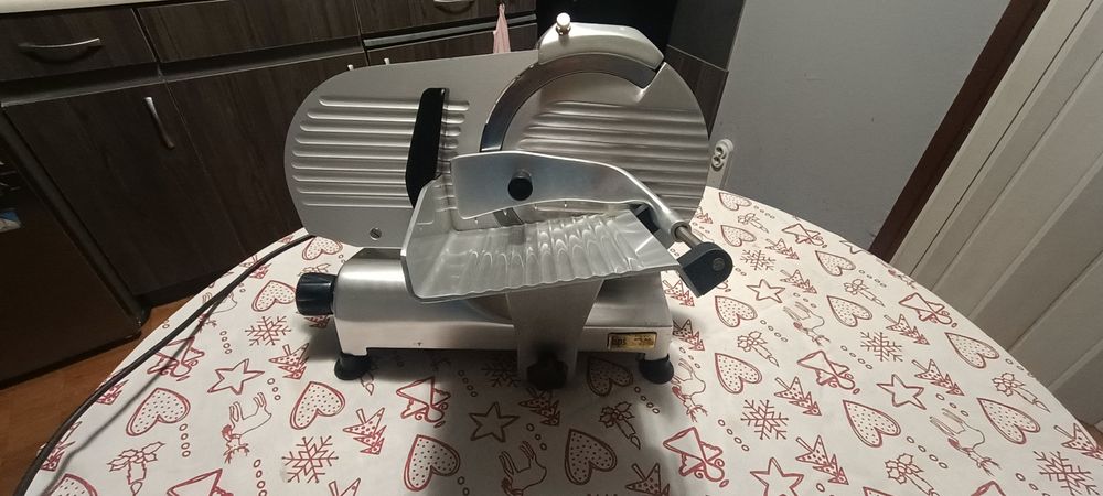 Колбасорезачка,неръждавейка. Използвана.