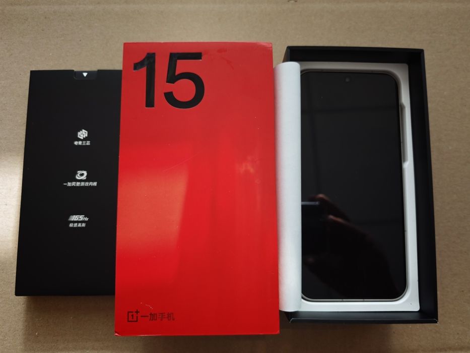 Чисто нов фабрично запечатан OnePlus 15, 12/256GB, Esim, Android auto