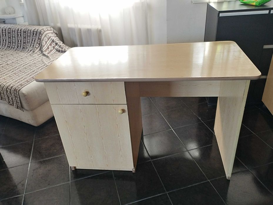 Продавам бюро ,много запазено