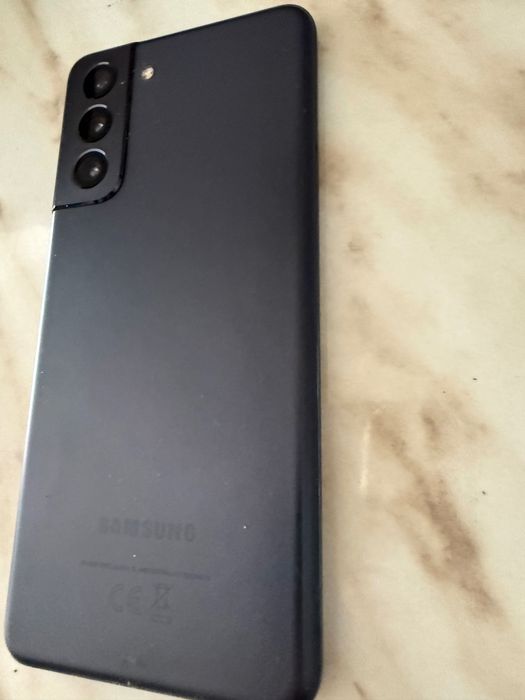Продавам Samsung S21 + 2 бр. Кейсове + кабел за зареждане.