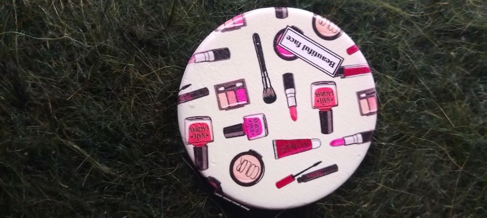 Уред за сушене на обувки, огледалце и несесер за гримове