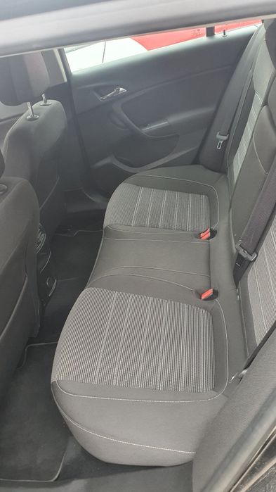 Vând Opel Insignia.