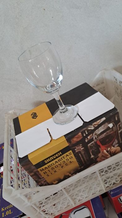 Стол ,стулья, ыдыс аяқтарымен сатылады!