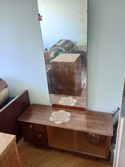 Продавам  спален  комплект ;  2 легла  с  пружини,  2 нощни  шкафчета ,  трикрилен  гардероб  и  тоалетка  с  огледало.