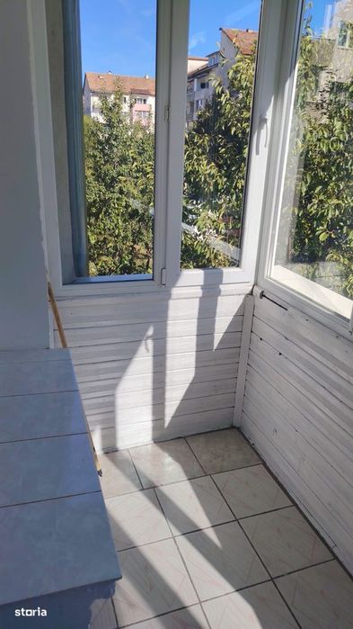 Inchiriez ap. cu 3 camere, 2 balcoane, Zona C.R.Vivo
