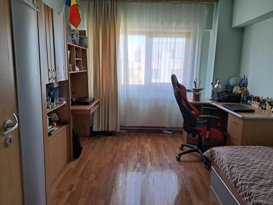 Vand apartament patru camere