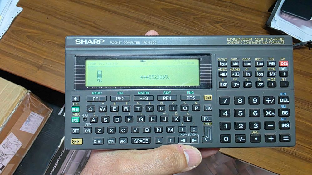 Джобен компютър Sharp PC-E500 от 80-те години