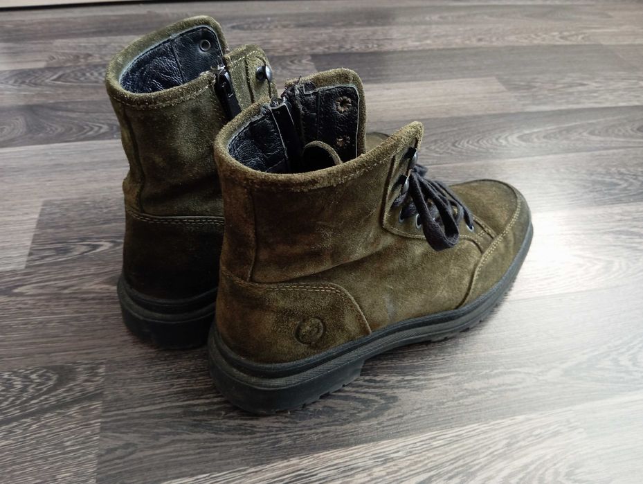 Bocanci, piele întoarsă, aproape noi